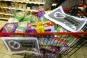 Un chariot charg de produits alimentaires contenant des OGM. | AFP - ERIC CABANIS