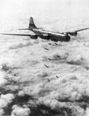 Eine B-29 der US Air Force beim Flächenbombardement über Korea (1951)