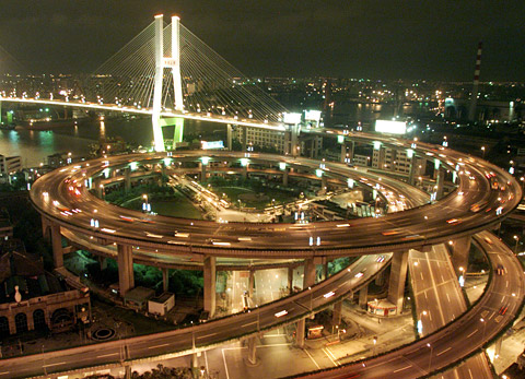 Die Nanpu-Bridge in Chinas Wirtschaftsmetropole Shanghai