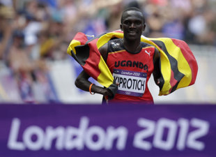 Stephen Kiprotich approaches the finish line to win the men's marathon (REUTERS) 