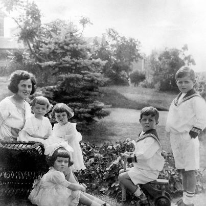 Photo: Can you name all of the six Kennedy family members in this photo? We'll give you a small hint - a young President Kennedy is one of them!