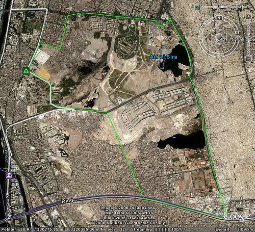 صورة من جوجل أرض لمنطقة عين الصيرة موضح عليها المساحة المقترحة لحديقة كبرىٰ
