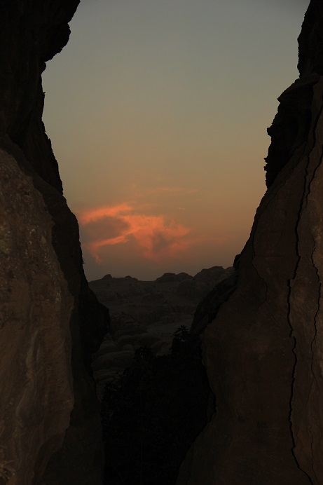 7 Wonders Beduin Ausblick zwischen Felsenin Petra Jordanien