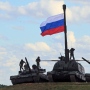 In Ost und West hält man sich mittlerweile im Konflikt um die Krim an Tom Clancys Romanvorlage: russische Panzer bei der Übung
