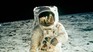 Die Männer von Apollo 11: Neil Armstrong spiegelt sich im Helmvisier Edwin E. Aldrins