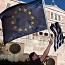 Miten käy EU:n ja Kreikan yhteiselon? Paljon toivoa on kasattu maanantaille. Kuvassa EU-mieliset osoittamassa mieltään Ateenassa.