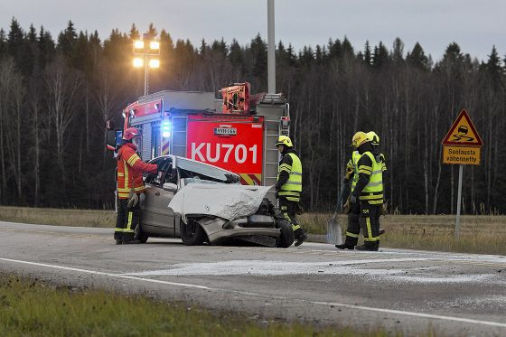 Pelastuslaitos raivasi onnettomuuspaikkaa Vanhalla Lahdentiellä Järvenpäässä syksyllä 2014.