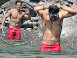 24.JULY.2015 - POSITANO - ITALY\n* EXCLUSIVE ALL ROUND PICTURES AVAILABLE FOR UK USA GERMANY AND AUSTRALIA ONLY *\n** TRIPLE SPACE RATES APPLY FOR GERMAN CLIENTS **\nBRITISH ACTOR ORLANDO BLOOM LOOKS AS THOUGH HE HAS BULKED UP AS HE ARRIVES IN POSTIANO AND ENJOYS A DAY SNORKELLING WITH FRIENDS\nBYLINE MUST READ : XPOSUREPHOTOS.COM\n***UK CLIENTS - PICTURES CONTAINING CHILDREN PLEASE PIXELATE FACE PRIOR TO PUBLICATION ***\n**UK CLIENTS MUST CALL PRIOR TO TV OR ONLINE USAGE PLEASE TELEPHONE 44 208 370 0291**