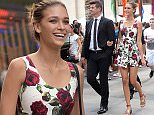 EXCLUSIVE TO INF.
August 12, 2015: Robin Thicke and his girlfriend April Love have lunch at Cipriani Downtown in SoHo and then walk hand in hand as they go on a romantic stroll through Rockefeller Center in New York City. 
Mandatory Credit: Elder Ordonez/INFphoto.com Ref: infusny-160