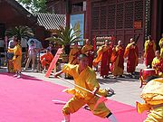 Tunjuk cara kung fu di Biara Daxiangguo, Kaifeng, Henan.