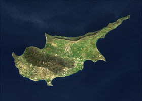 Космоснимок Кипра. В центре острова видна тёмная полоса. Это офиолитовый комплекс Троодос, фрагмент океанической коры исчезнувшего океана Тетис