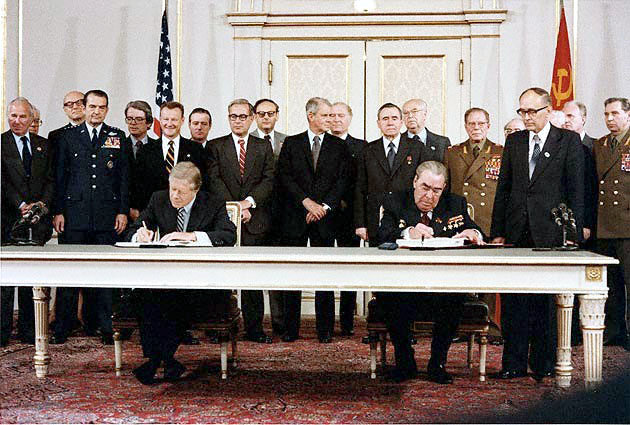 Файл:Carter Brezhnev sign SALT II.jpg