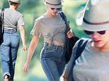 EXCLUSIVE / NO NYC PAPERS / NO MAIL ONLINEøSeptember 16th 2015: Scarlett Johansson shows off her mid rift whilst walking with a friend in central park in New York City, USA. øMANDATORY CREDIT Pictures by Dave Spencer