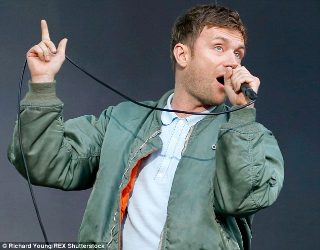 Damon Albarn collaborated with Adele on the album. He described some of the tracks as 'middle of the road'
