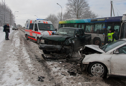 Vilniuje išslydęs automobilis kaktomuša trenkėsi į visureigį
