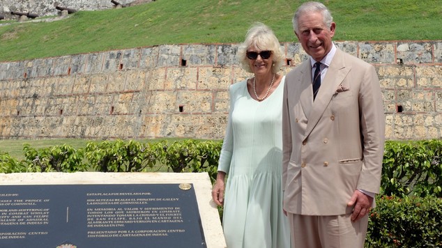 Charles and Camilla unveil the commemorative plaque at the Fort of San Felipe, Cartagena