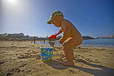 Lapsituristin parhaat huvit eivät paljoa maksa. Lapio käteen, ämpäri toiseen ja Playa Ninalle hiekkaa tonkimaan!
