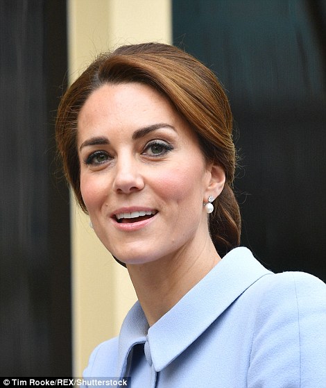 The Duchess of Cambridge smiles as she enters the Mauritshuis art museum