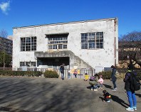 戦争遺構で東大和市の文化財に指定されている旧日立航空機の変電所。前の広場は、子どもたちの格好の遊び場だ＝同市の東大和南公園で