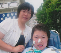 視線がしっかりしてきた中原麻衣さん。母の信子さんとともに＝２００８年６月６日撮影、家族提供