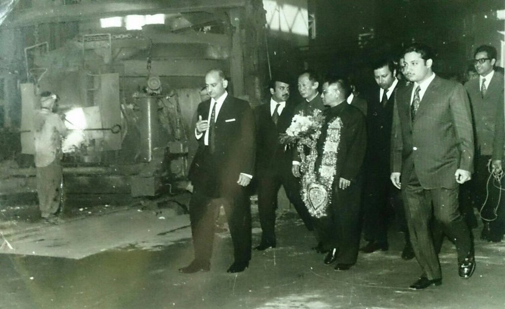 Nawaz Sharif with his brother Shahbaz and father Muhammad Sharif escorting a Chinese delegation.