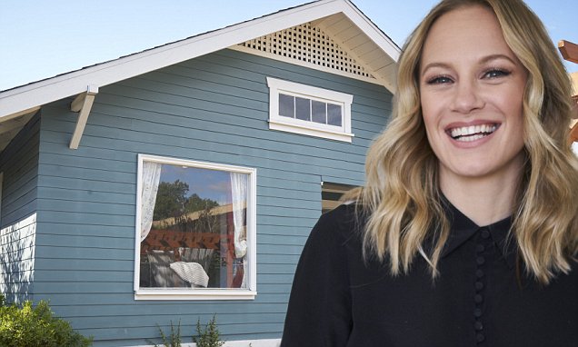 Danielle Savre shows off her craftsman style home on Dailymail TV
