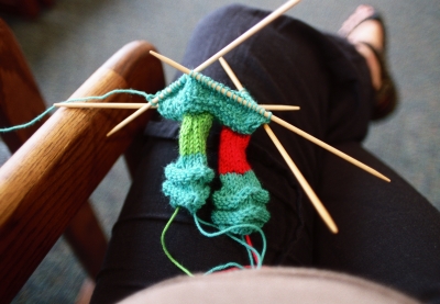 knitting a robot, with my not-so-cute belly 