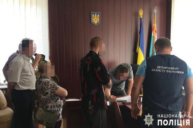 На Сумщині поліція викрила голову райдержадміністрації на хабарі у 65 тисяч гривень