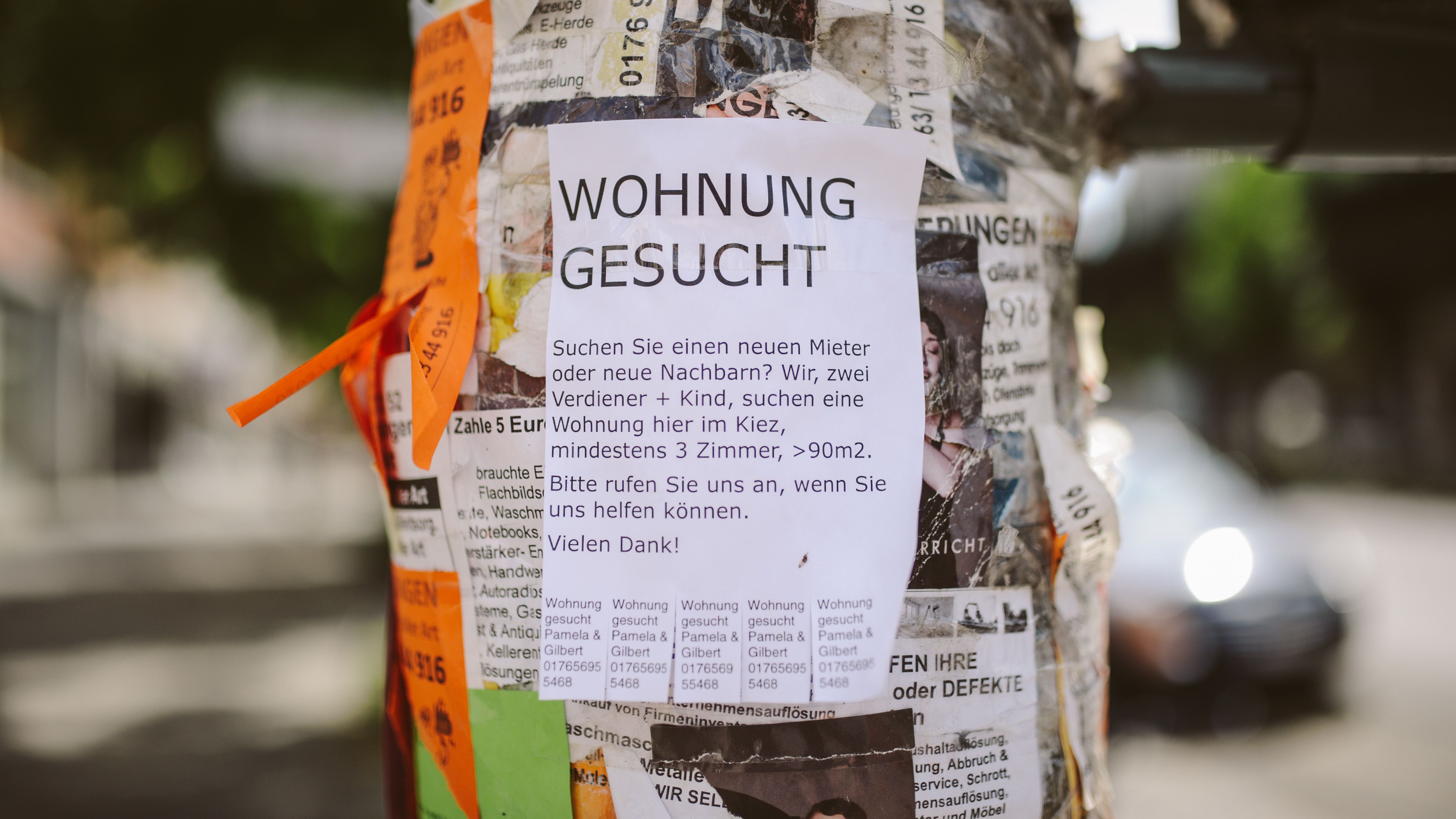 Wohnungsgesuch hängt an einem Laternenmast in Berlin
