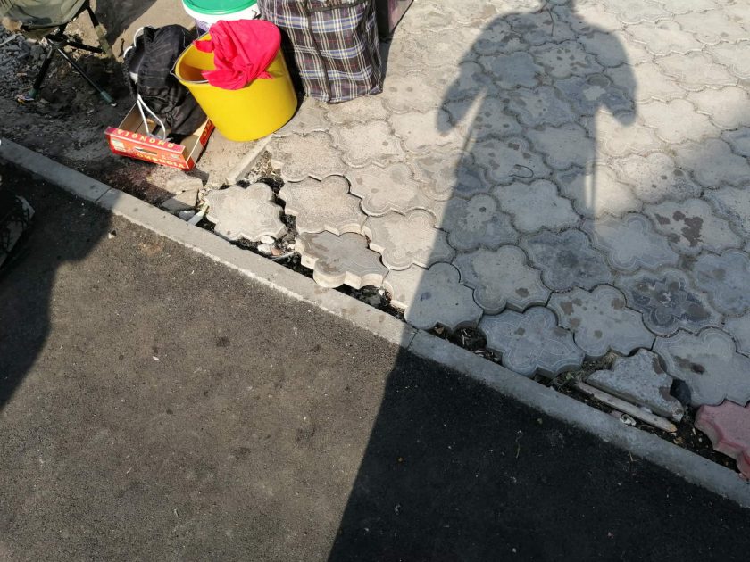 Тротуар у Сумах по вулиці Інтернаціоналістів ремонтує шестимісячна компанія