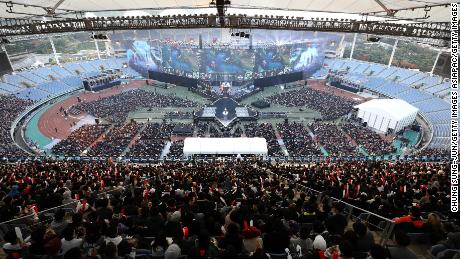 INCHEON, SOUTH KOREA - NOVEMBER 03:  Supporters watch the Finals match of 2018 The League of Legends World Championship at Incheon Munhak Stadium on November 3, 2018 in Incheon, South Korea.  (Photo by Chung Sung-Jun/Getty Images)