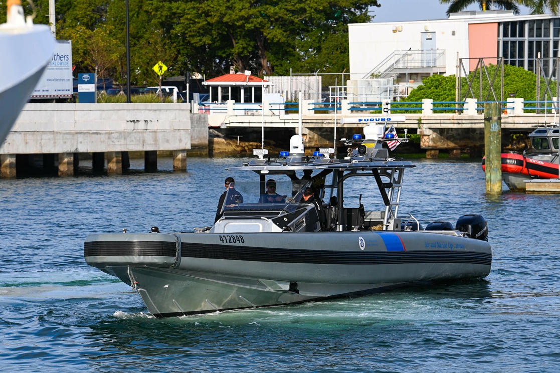 Personal de la Guardia Costera patrulla el sector de Miami, Florida, en busca de los migrantes desaparecidos, el 26 de enero de 2022.