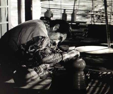 Alfarero. (Fotograma de la película "Ugetsu", K. Mizoguchi, 1953)