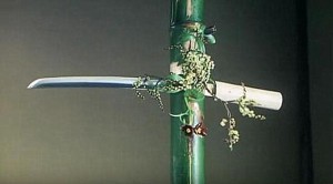Ikebana confeccionado con sable corto. Fotograma de Muerte de un maestro de té (1989)