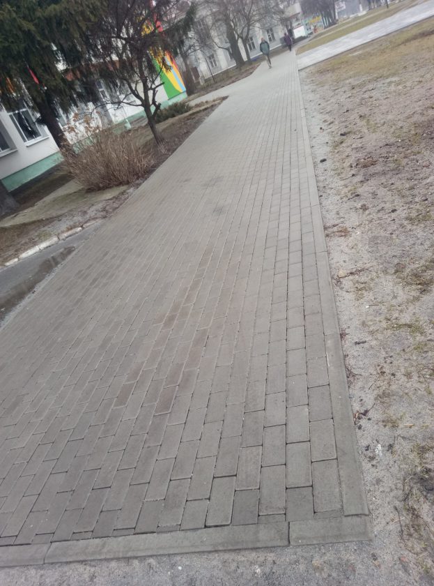 В Шостці укладено тротуарну плитку з порушенням технології