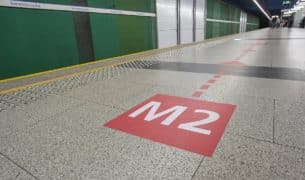 Jak sprawnie przejść między stacjami metra Świętokrzyska? Pokazują to nowe oznaczenia na peronach tego popularnego węzła przesiadkowego.