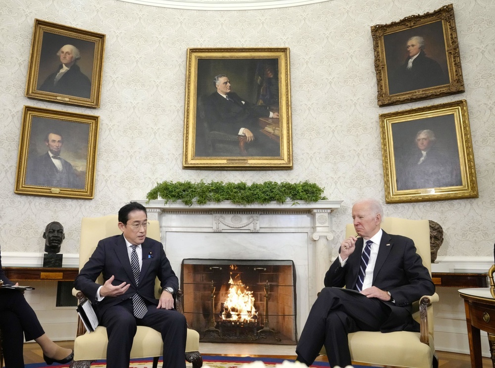 1月、バイデン米大統領（右）と会談する岸田首相＝ワシントンのホワイトハウス
