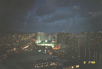 Honolulu-at-night.jpg (24482 bytes)