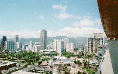 Honolulu-sunny-view2.jpg (26420 bytes)