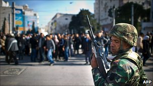 A Tunisian soldier stands guard in central Tunis (17 January 2010)