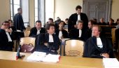 Une partie des avocats de la dfense, en mai 2004, dans la cour d'assises du Pas-de-Calais,  Saint-Omer, au dbut du procs d'Outreau.