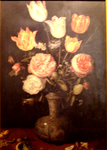 Peinture: Bouquet de tulipes, roses, narcisses et autres sortes de fleurs dans un vase en porcelaine bleue avec des papillons par Jan Brueghel l'Ancien, dit de Velours