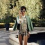 Kate Beckinsale con un top, bragas, saco y gafas de sol retro