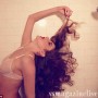 Shailene Woodley posando en lencería sensual en color nude