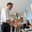 Mitt Romney vieraili ruokalassa vaalikiertueellaan Johnson Creekissä Wisconsinissa sunnuntaina. 