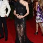 Rooney Mara, actriz de cine, con un vestido negro de encaje con cinturón que deja al descubierto sus piernas, de Givenchy.