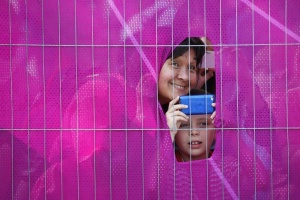 Spectators watch the men's cycling individual time trial at the London 2012 Olympic Games August 1, 2012.          REUTERS/Mark Blinch