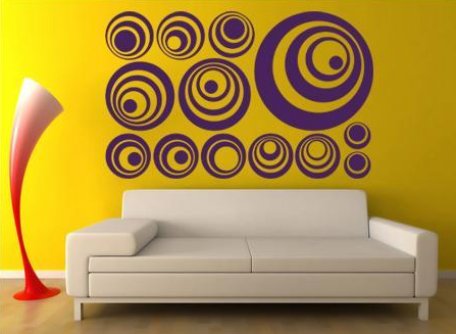 círculos pared, círculos lilas, pared amarilla, sillón moderno, sofá moderno, paredes y decoración