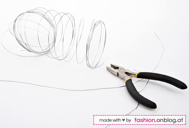 Accessory DIY Tutorial: Wire Headband (Flexible Hairband) Bend the wire - diy-step 3