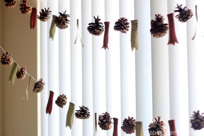 Simple and FREE Pinecone Garland | Mabey She Made It | #pineconegarland #pineconecrafts #pinecone #garland